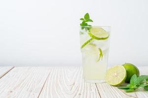 refrigerante de lima gelado com menta - bebida refrescante foto