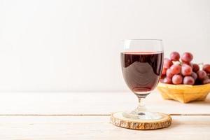 suco de uva fresco em fundo de madeira foto