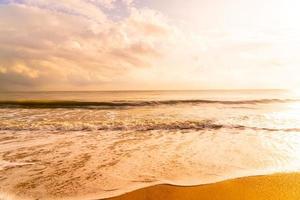 mar de praia linda e vazia ao amanhecer ou pôr do sol foto