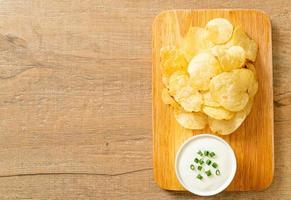 batata frita com molho de creme azedo foto