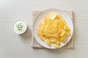 batata frita com molho de creme azedo foto