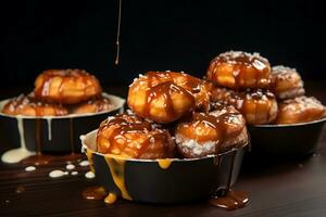 delicioso frito rosquinhas com caramelo e chocolate molho foto