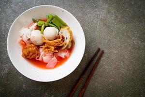 yen-ta-four - macarrão estilo tailandês com tofu variado e bola de peixe na sopa vermelha - comida asiática foto