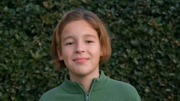 retrato do uma adolescente com grandes cabelo foto