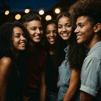 grupo do feliz jovem Adolescência às a noite festa, generativo ai foto