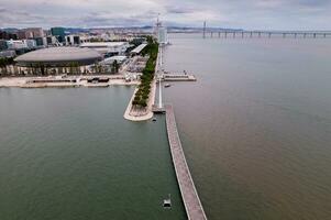 aéreo panorâmico Visão parque do a nações dentro Lisboa, Portugal com principal atrações visível a partir de acima a gôndolas foto