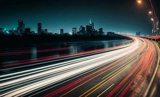 grandes exposição do noite cidade. carro movimento trilhas em estrada. Rapidez luz listras fundo com borrado foto