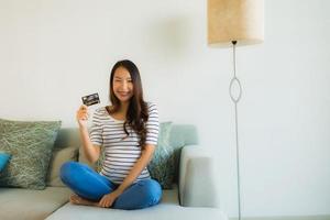 retrato de belas jovens mulheres asiáticas com cartão de crédito, celular ou computador para fazer compras foto