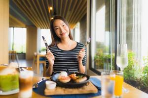 retrato de belas jovens mulheres asiáticas sorrindo feliz em restaurante e café foto