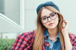 hipster aluna mulher vestindo óculos óculos. pró foto