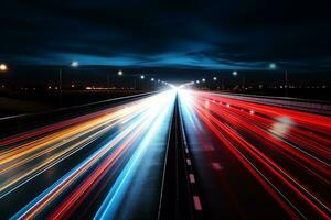 rodovia com branco azul e vermelho iluminações às noite foto