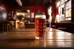 vidro do luz Cerveja em uma Sombrio bar. foto