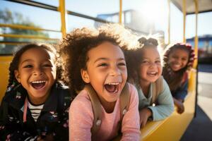 uma grupo do alunos excitadamente reunir por aí uma colorida escola ônibus pronto para embarcar em seus educacional viagem foto