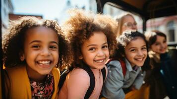 uma grupo do alunos excitadamente reunir por aí uma colorida escola ônibus pronto para embarcar em seus educacional viagem foto