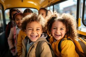 uma grupo do alunos excitadamente reunir por aí uma colorida escola ônibus pronto para embarcar em seus educacional viagem foto