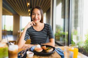 retrato de belas jovens mulheres asiáticas sorrindo feliz em restaurante e café foto