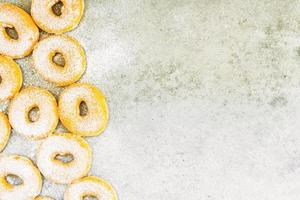 sobremesa doce com muitos donuts foto