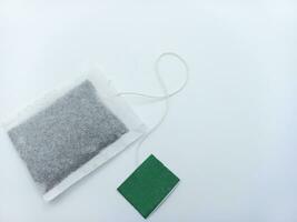 chá saco com verde tag isolado em branco fundo. canto posição com negativo espaço foto