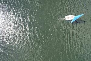 Alto ângulo cenas do pessoas estão passeios de barco às caldecote lago localizado às Milton keynes cidade do Inglaterra ótimo Grã-Bretanha Reino Unido. a aéreo panorama estava capturado em agosto 21, 2023 com drones Câmera foto