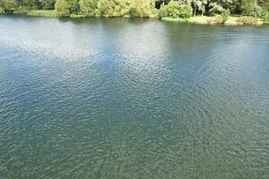 Alto ângulo cenas do pessoas estão passeios de barco às caldecote lago localizado às Milton keynes cidade do Inglaterra ótimo Grã-Bretanha Reino Unido. a aéreo panorama estava capturado em agosto 21, 2023 com drones Câmera foto