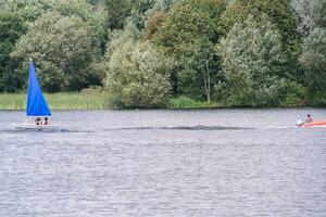 Alto ângulo cenas do pessoas estão passeios de barco às caldecote lago localizado às Milton keynes cidade do Inglaterra ótimo Grã-Bretanha Reino Unido. a aéreo panorama estava capturado em agosto 21, 2023 com drones Câmera foto