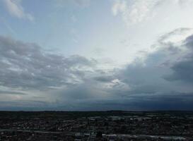 Alto ângulo cenas do a maioria lindo dramático nuvens e céu sobre luton cidade do Inglaterra Reino Unido. imagem estava capturado com drones Câmera em agosto 25, 2023 foto