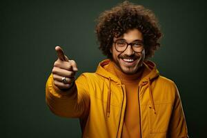 sorridente africano americano homem apontando com dedo às Câmera isolado em fundo. generativo ai foto