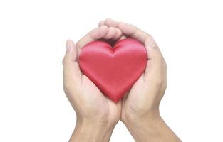 mãos segurando um coração vermelho. conceitos de doação de saúde do coração foto