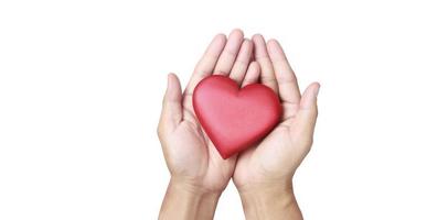 mãos segurando um coração vermelho. conceitos de doação de saúde do coração foto