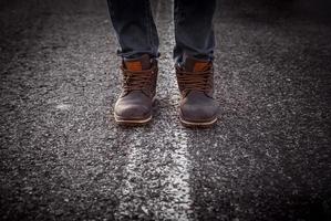 botas masculinas em uma floresta foto