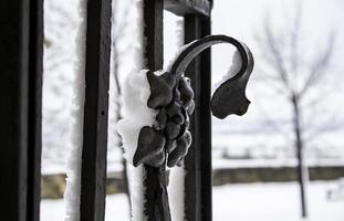 grade de metal cheia de neve