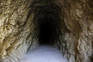 túnel de pedra profundo foto