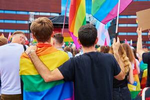 dois masculino amigos com arco Iris bandeiras em orgulho demonstração foto