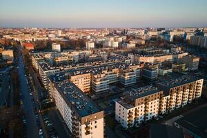 aéreo Visão do moderno residencial complexo dentro europeu cidade foto