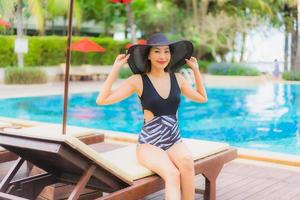 retrato lindas jovens mulheres asiáticas sorrindo feliz relaxando na piscina foto