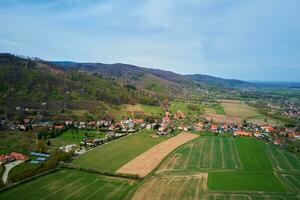 montanha Vila entre verde Campos, aéreo visualizar. foto