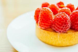 doce sobremesa torta de creme com framboesa por cima foto