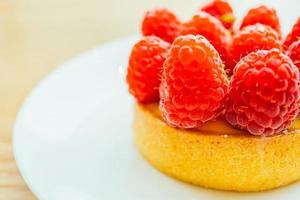 doce sobremesa torta de creme com framboesa por cima foto