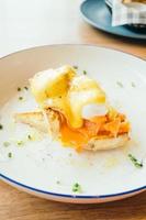 ovos benedict com salmão defumado no café da manhã foto