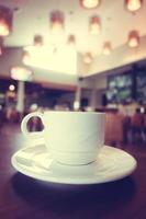 xícara de café branco em cafeteria foto