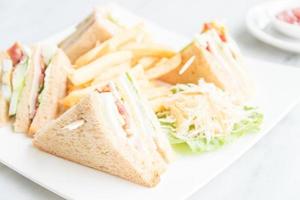 sanduíches club em prato branco foto