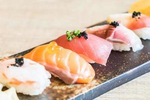 comida japonesa de sushi foto