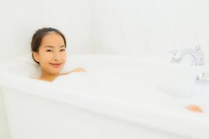 retrato bela jovem asiática tomar uma banheira no banheiro