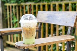 café expresso com copo de chá verde matcha foto
