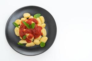 nhoque ao molho de tomate com queijo - comida italiana foto