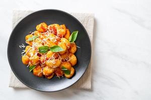 nhoque ao molho de tomate com queijo - comida italiana foto