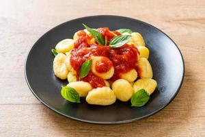 nhoque ao molho de tomate com queijo - comida italiana foto
