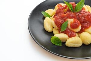 nhoque ao molho de tomate com queijo - comida italiana foto