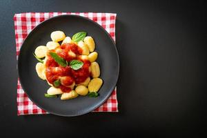 nhoque ao molho de tomate com queijo - comida italiana foto