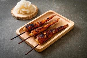espeto de asas de frango grelhado ou churrasco com arroz pegajoso foto